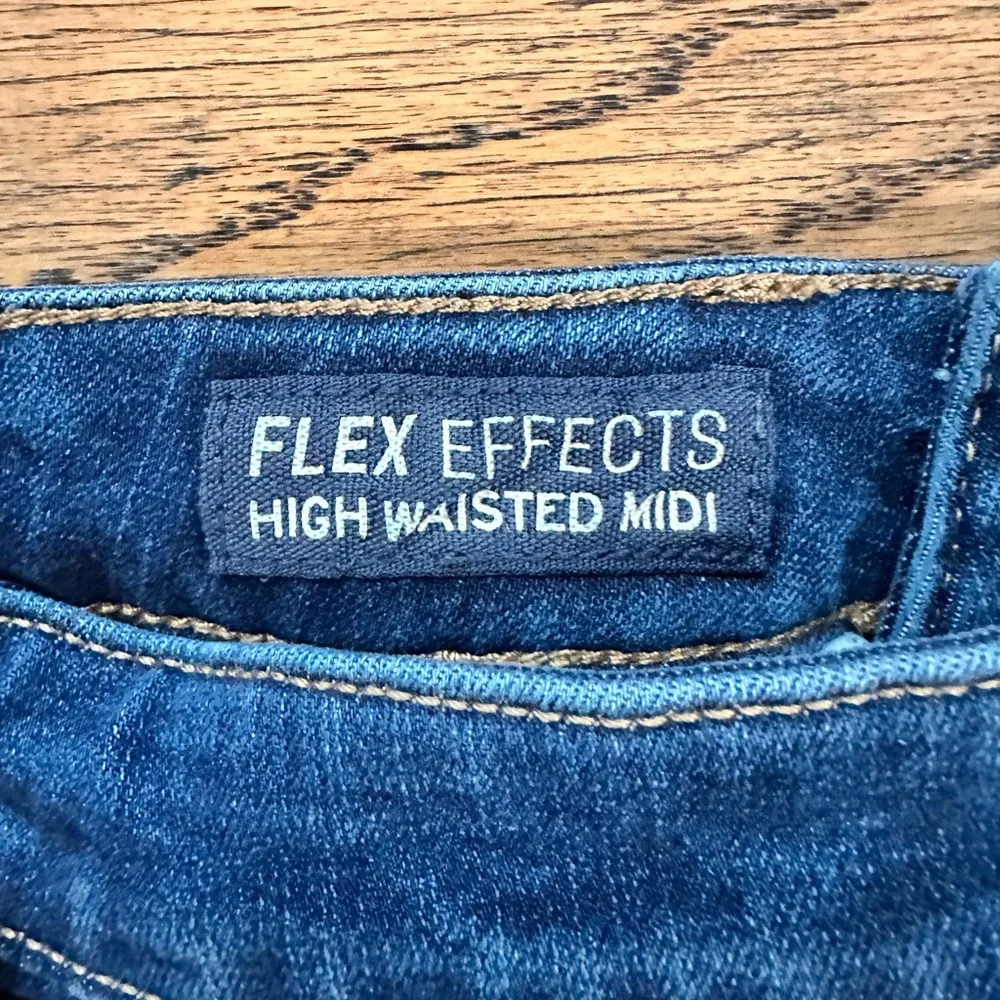 Aeropostale Flex Effects High-Rise Dark Wash Denim Midi Shorts with Rolled Cuffs - Picture 3 of 4